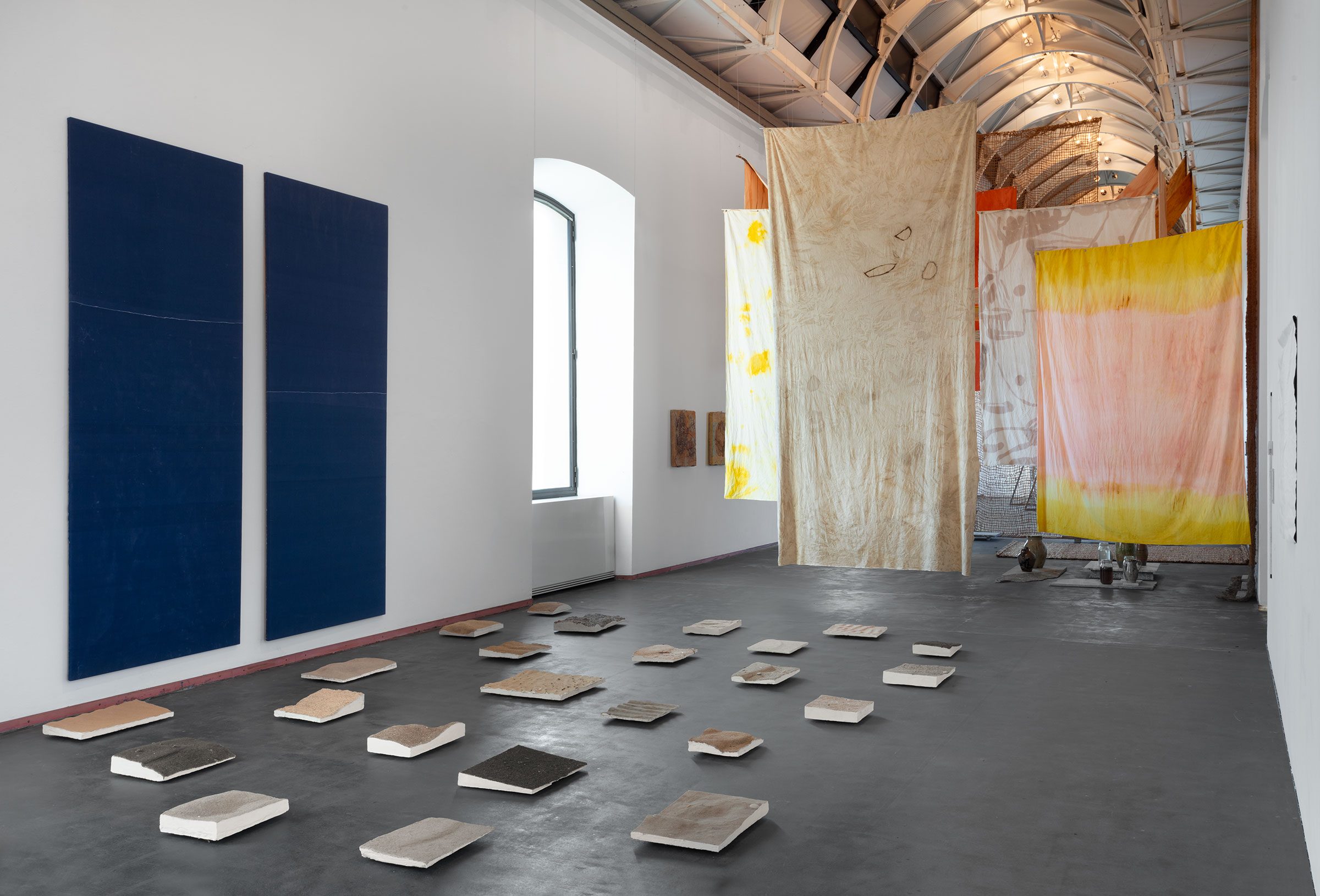 Renato Leotta, u0022u2026nella gravitazione universaleu0022, 2024, Gipsoteca, 2012-ongoing; Natsuko Uchino, House of Backwash, 2024 (particolare)